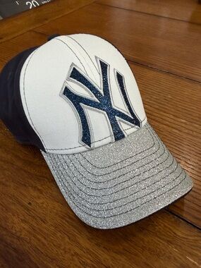 New York Yankees Glitter Baseball Cap - White & Silver